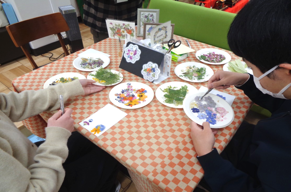 押し花作品作りの様子
